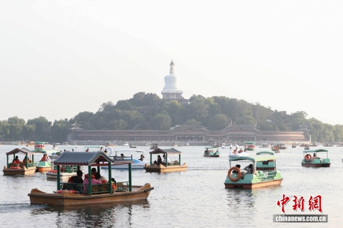 10月7日，國(guó)慶節(jié)、中秋節(jié)假期進(jìn)入尾聲，北京北海公園熱度不減，不少市民游客在公園乘船游玩。<a target='_blank' href='/' _fcksavedurl='/'><p  align=