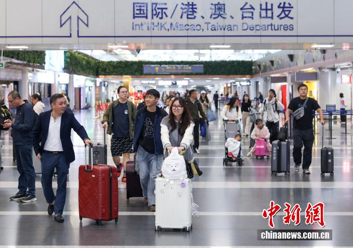 10月8日是國(guó)慶中秋假期最后一天，大量旅客在北京首都國(guó)際機(jī)場(chǎng)出行。 <a target='_blank' href='/' _fcksavedurl='/'><p  align=