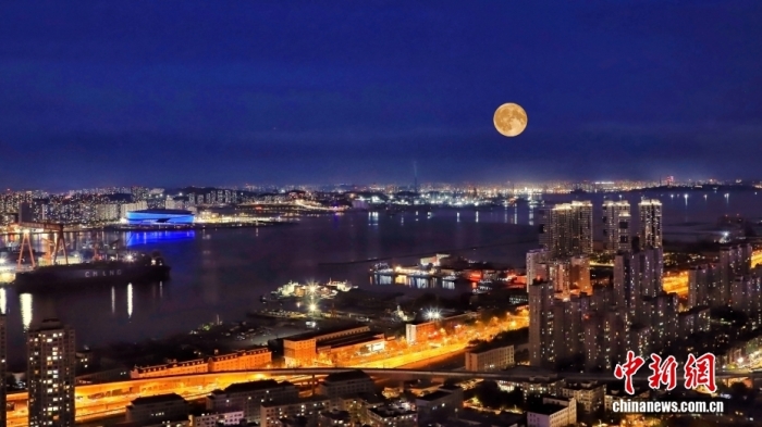 遼寧大連，中秋節(jié)一輪圓月從大連梭魚(yú)灣東方海岸線升起。