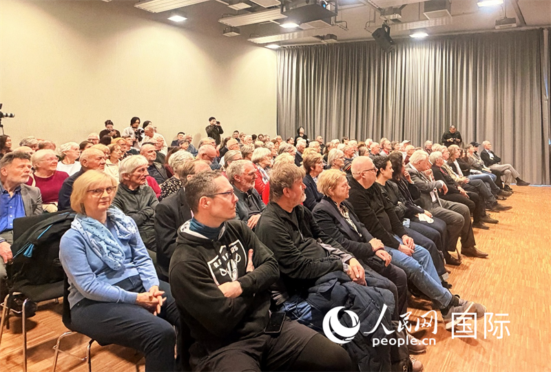 （當(dāng)?shù)貢r間4月9日，柏林中國文化中心舉辦“中國故事”系列講座之“騎行中國：喜馬拉雅、絲綢之路與重走長征路”，圖為講座現(xiàn)場。 人民網(wǎng)記者 劉赫攝）