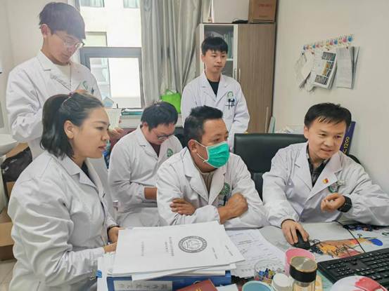 在山南市進(jìn)行師帶徒幫扶，傳授先進(jìn)的眼科學(xué)診療技術(shù)