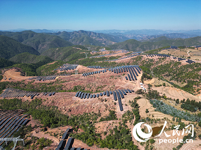 云南南華羅文村的山坡上，一塊塊光伏板連接成片。人民網(wǎng)記者 程浩攝