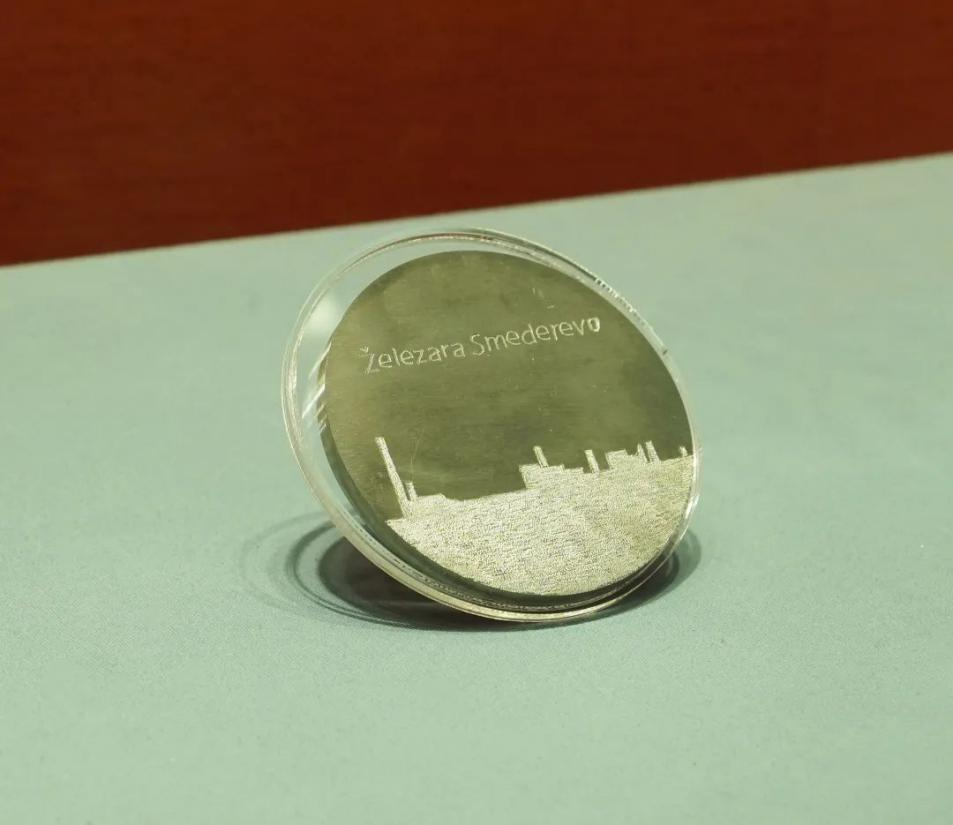 2016年6月，塞爾維亞斯梅戴雷沃鋼廠工人贈(zèng)送習(xí)近平主席的鋼板雕刻工廠剪影紀(jì)念牌。胡楊 攝