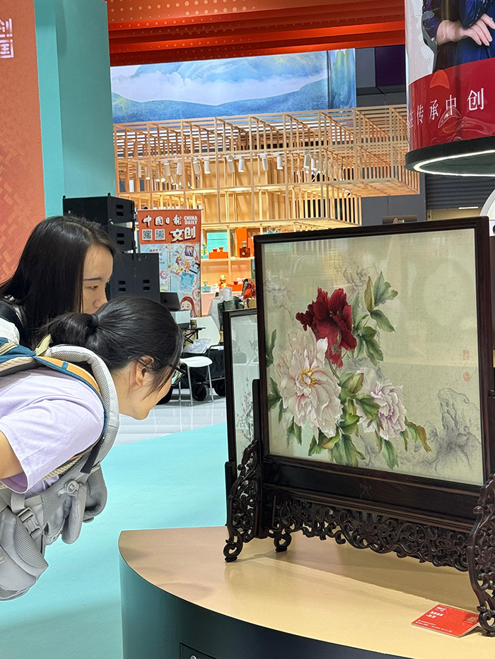 “文創(chuàng)中國(guó)”專題展區(qū)。參展觀眾供圖