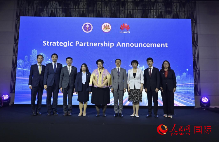 數(shù)字人才峰會現(xiàn)場。左五為泰國高等教育、科學(xué)、研究和創(chuàng)新部長素巴瑪·伊沙拉帕迪，右三中國駐泰國大使館教育參贊許蘭，右四為華為泰國技術(shù)有限公司總經(jīng)理李雄偉。人民網(wǎng)記者 簡承淵攝