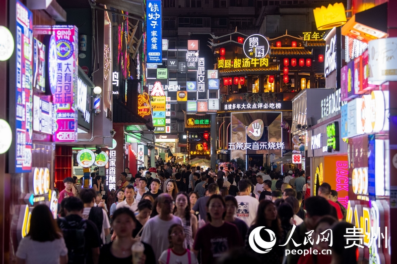 6月21日，貴陽(yáng)，青云市集內(nèi)游人如織。人民網(wǎng)記者 翁奇羽攝