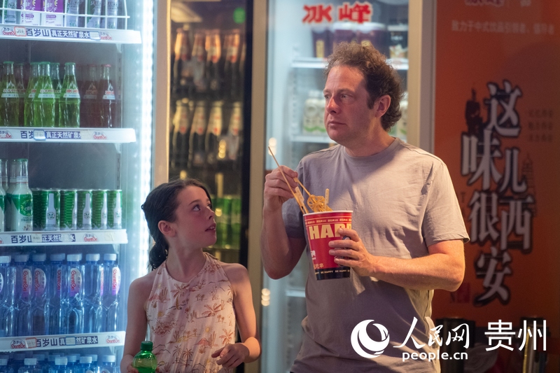 6月21日，貴陽(yáng)青云市集內(nèi)，游客邊逛邊吃。人民網(wǎng)記者 翁奇羽攝