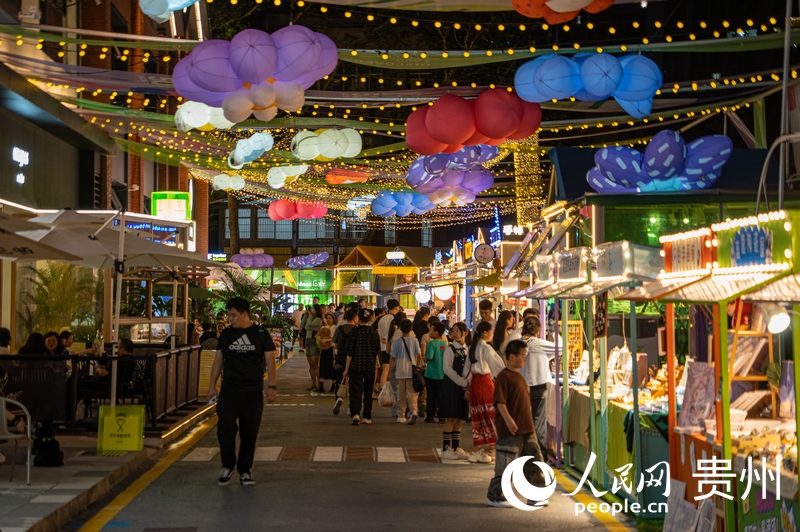 6月21日，貴陽(yáng)新印廠霓虹閃爍，映照城市夜生活。人民網(wǎng) 陽(yáng)茜攝