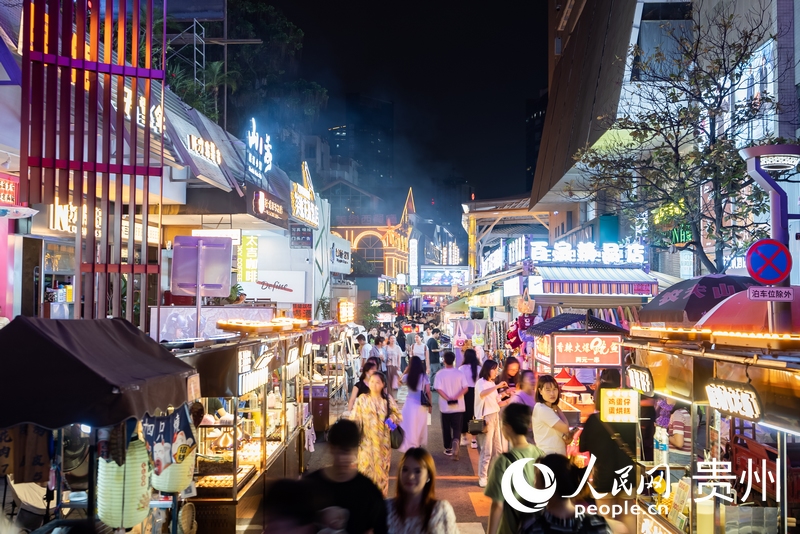 6月21日，夜幕下人頭攢動(dòng)的貴陽(yáng)市太平路街區(qū)。人民網(wǎng)記者 涂敏攝