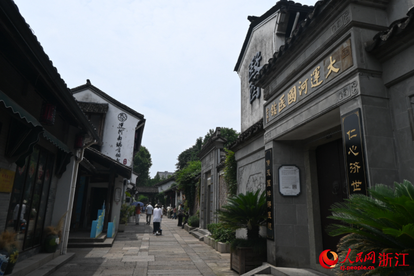 運河邊的老建筑被完好保存下來。人民網(wǎng)記者 張麗瑋攝
