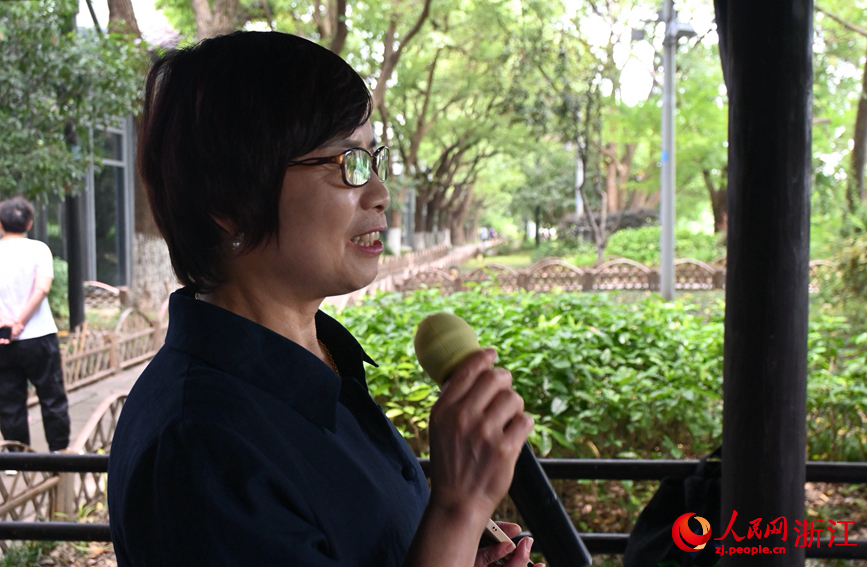 面向運河，任國萍放聲歌唱。人民網(wǎng)記者 張麗瑋