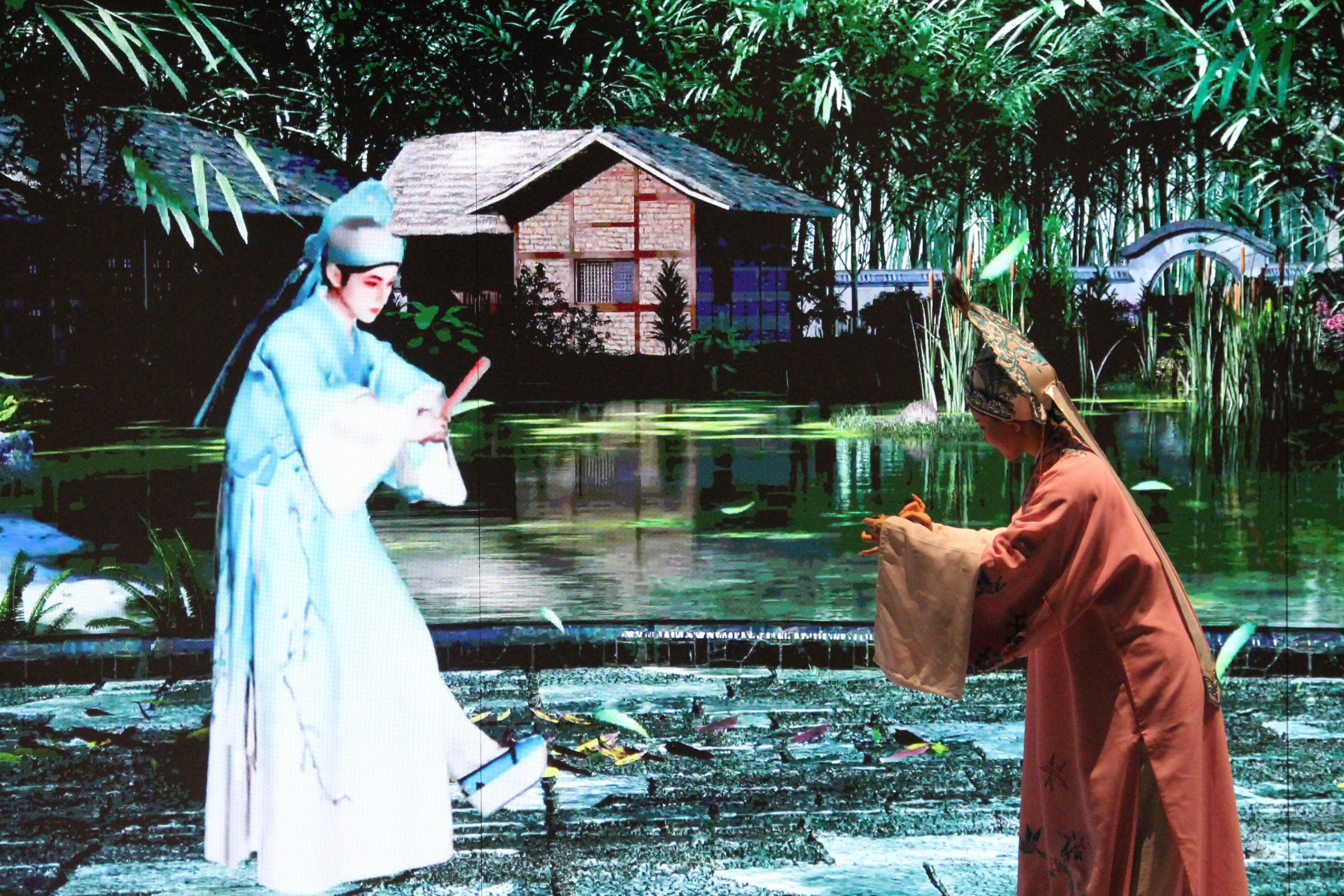 真人演員與虛擬人演員在“元啟金陵”南京數(shù)字文化客廳出演《梁山伯與祝英臺(tái)》經(jīng)典選段。受訪者供圖