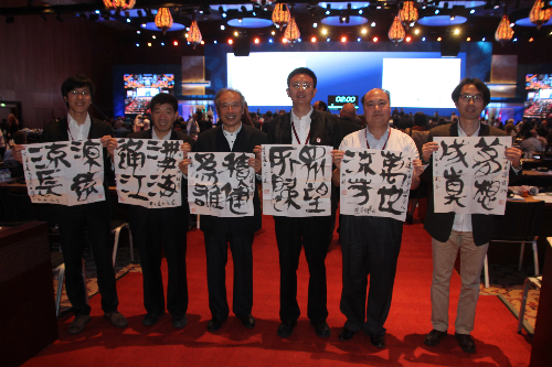 顧風(fēng)（左三）在會(huì)場(chǎng)合照留念。受訪者供圖