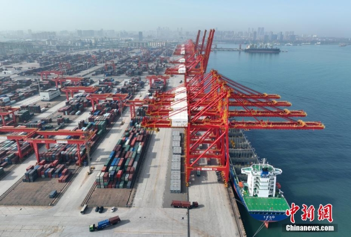 資料圖：山東日照港全自動(dòng)化集裝箱碼頭作業(yè)現(xiàn)場。(無人機(jī)圖片)<a target='_blank' href='/'><p  align=