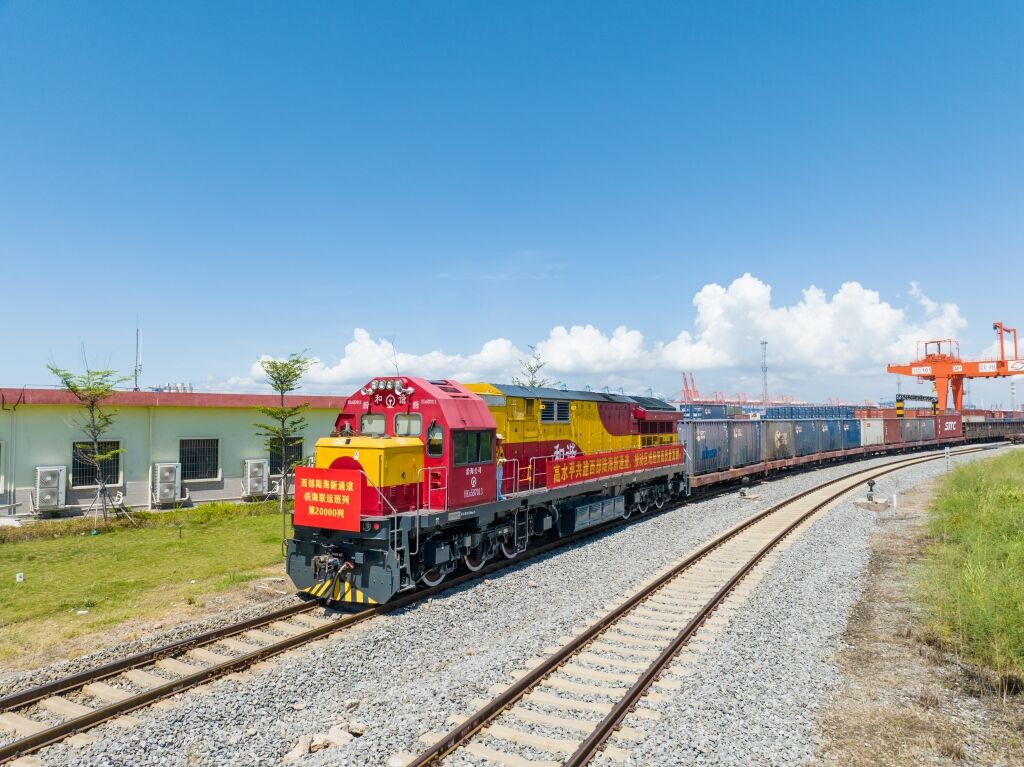 01 陸海新通道第20000列班車。陸海新通道運(yùn)營公司供圖