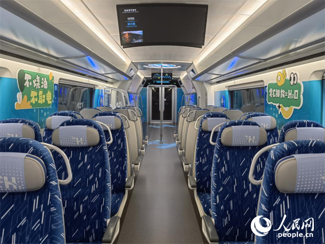 我國首列氫能源市域列車由位于吉林省的中車長客股份有限公司自主研制，該列車不燒油，不取電，可實現(xiàn)零碳排放。人民網(wǎng)記者 馬俊華攝