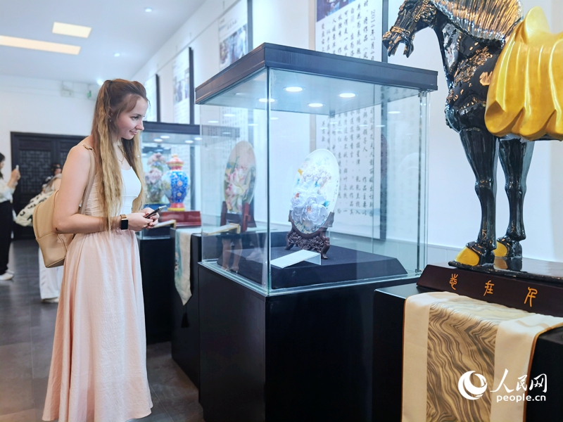來(lái)自白俄羅斯的留學(xué)生喀秋莎駐足欣賞牡丹瓷。人民網(wǎng)記者 尚明楨攝