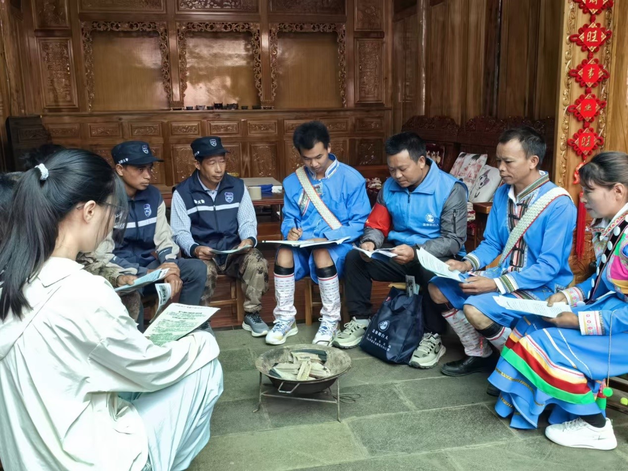 騰沖市猴橋鎮(zhèn)猴橋村國(guó)門新村舉辦火塘?xí)?。人民網(wǎng)記者 孝金波攝