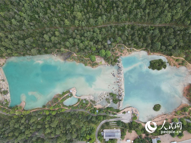 位于麗江市玉龍雪山東麓甲子村的藍(lán)月谷景區(qū)。 人民網(wǎng)記者 符皓攝