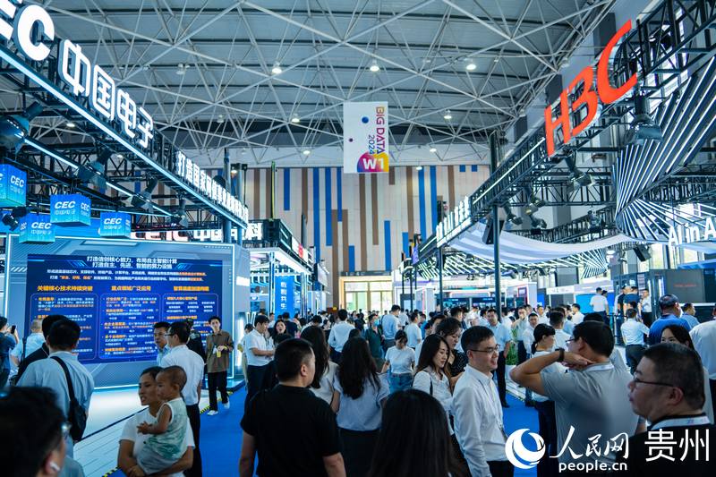 3、2024數(shù)博會共吸引400余家展商參展。人民網(wǎng) 陽茜攝.jpg