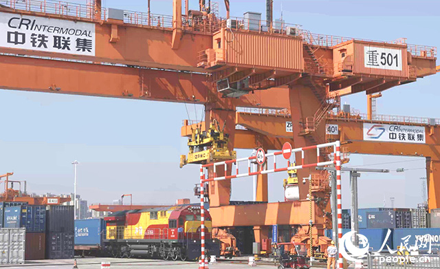 位于重慶國(guó)際物流樞紐園區(qū)的重慶鐵路集裝箱中心站。 人民網(wǎng)記者 劉祎攝