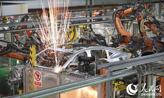 長(zhǎng)安汽車兩江工廠，機(jī)械臂正在工作。人民網(wǎng)記者 劉祎攝