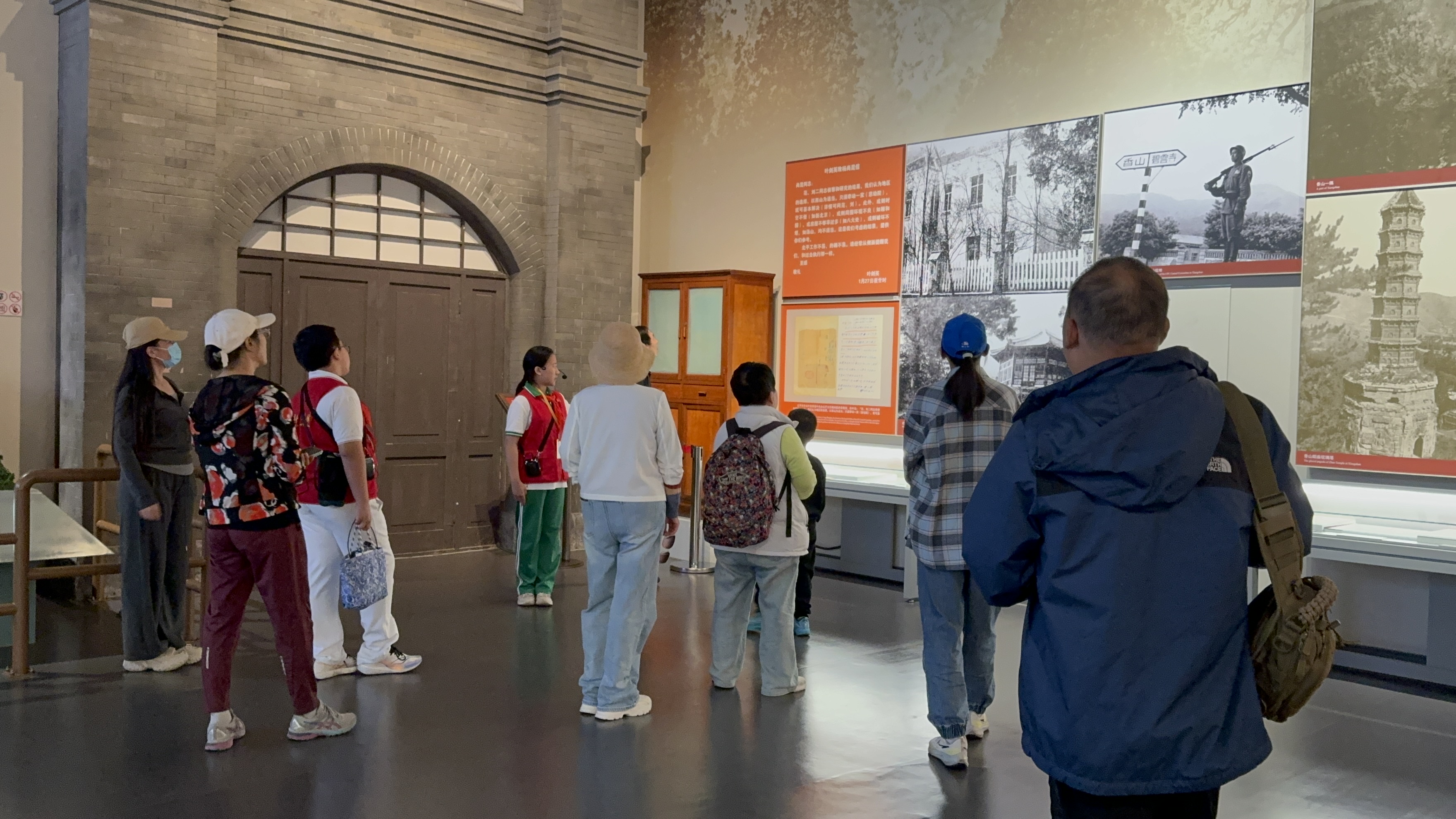 10月4日，北京香山革命紀念館內(nèi)，一名“紅領(lǐng)巾志愿者”正在為參觀者講解。人民網(wǎng)記者 劉微攝