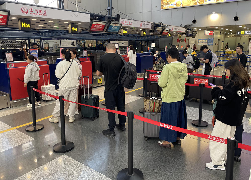 旅客在首都機(jī)場(chǎng)排隊(duì)辦理登機(jī)手續(xù)。人民網(wǎng)記者 喬雪峰攝