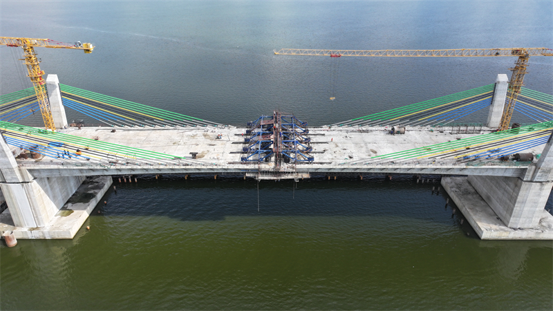 圖為馬古富力大橋合龍現(xiàn)場(chǎng)。中土東非公司供圖
