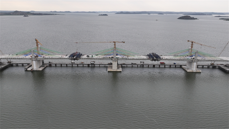 圖為馬古富力大橋合龍現(xiàn)場(chǎng)。中土東非公司供圖