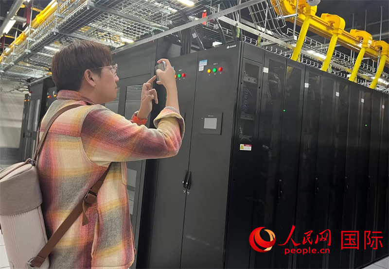 韓國(guó)博主樸大一參觀中國(guó)移動(dòng)新疆云計(jì)算和大數(shù)據(jù)中心機(jī)房。人民網(wǎng)記者曾書柔攝