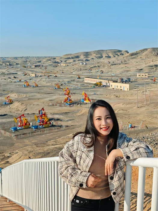 中泰文化推廣達(dá)人張愛玲參觀克拉瑪依百里油區(qū)。受訪者供圖