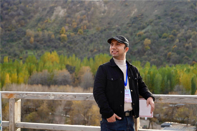 阿布德吾力參加“萬人說新疆”優(yōu)秀作者媒體行活動留影。受訪者供圖