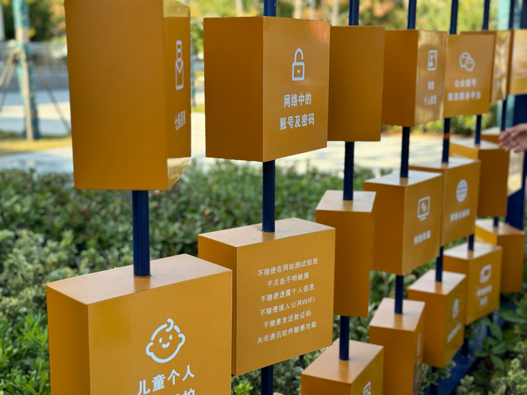 改革沃土綻放法治之花——“全國網(wǎng)絡(luò)普法行安徽站”活動(dòng)采訪團(tuán)走進(jìn)小崗村