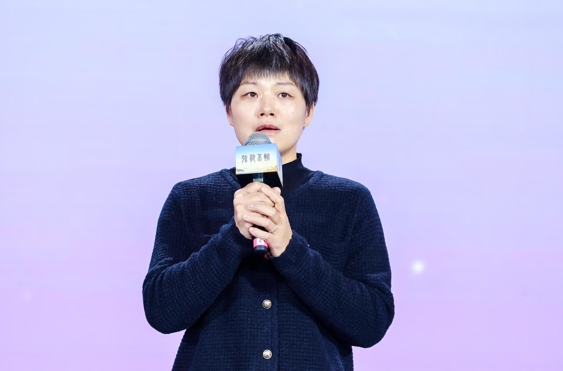 “中國(guó)好人”欒留偉妻子薛巧艷。人民視頻供圖。