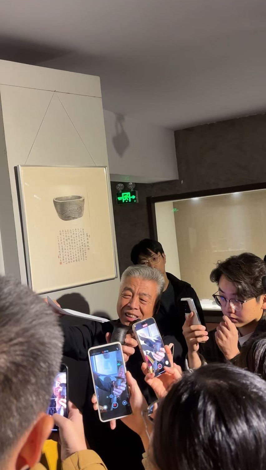 黑陶邢文化博物館館長(zhǎng)邢葆東展示兩張相疊的A4紙，向記者解釋此為杯口的厚度。