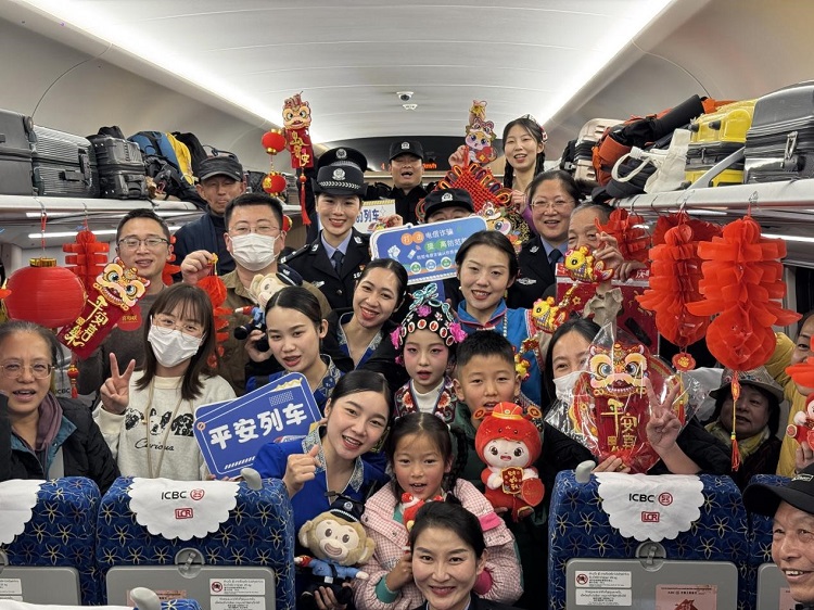 春節(jié)期間，在中老鐵路磨萬（磨丁—萬象）段，鐵路客運(yùn)員工與乘客合影留念。李加勇攝