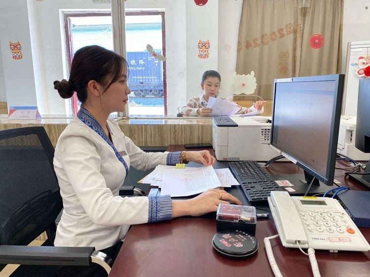 春節(jié)期間，中老鐵路員工堅守崗位，保障鐵路運(yùn)行安全、暢通。李加勇攝