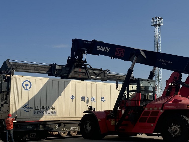 春節(jié)期間，起重機(jī)吊裝即將發(fā)運(yùn)的冷鏈集裝箱。李加勇攝