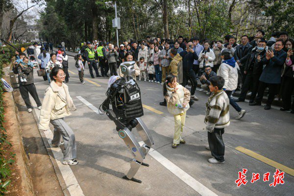 “智警小珞”人形機器人和小朋友們斗舞。長江日報記者史偉 攝