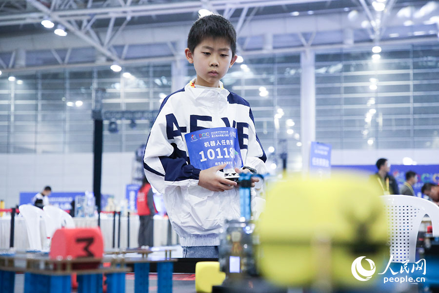 參加2025數(shù)字中國(guó)創(chuàng)新大賽青少年AI機(jī)器人賽道決賽的小選手。人民網(wǎng)記者 焦艷攝