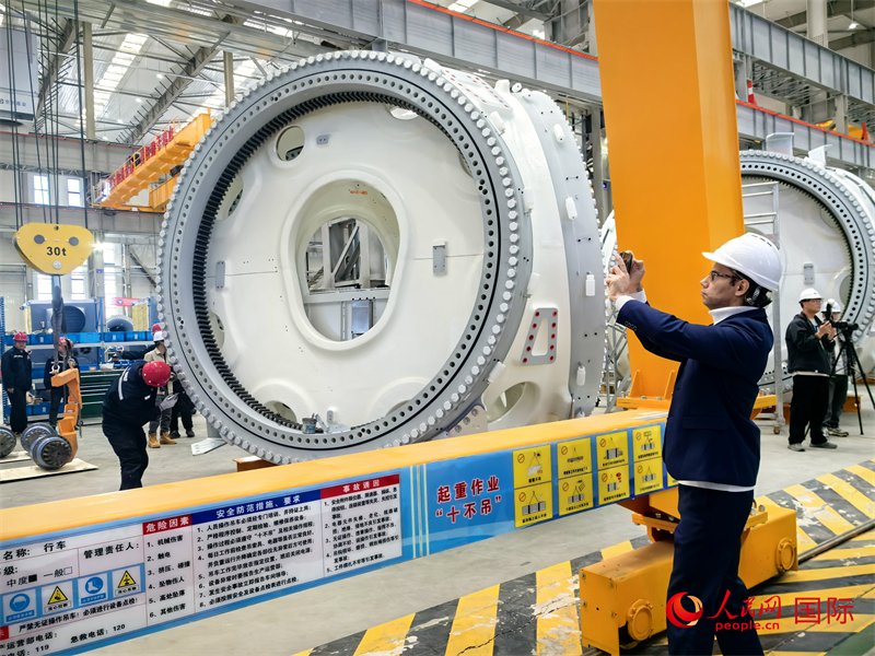 外媒記者參觀位于烏蘭察布察哈爾高新技術(shù)開(kāi)發(fā)區(qū)的運(yùn)達(dá)風(fēng)電裝備制造廠房。人民網(wǎng) 楊春燕攝