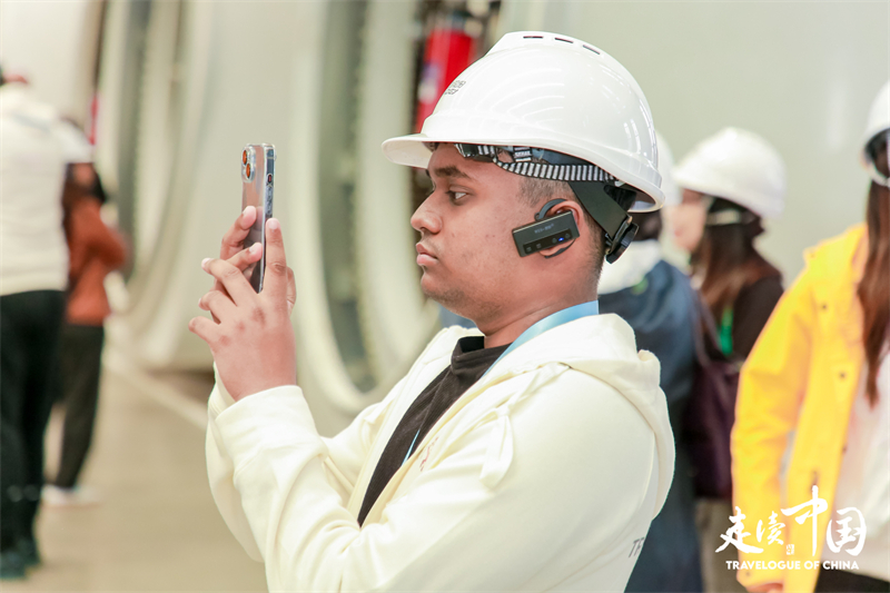 斐濟(jì)廣播公司記者尼基爾·庫(kù)馬爾（Nikhil Kumar）參觀運(yùn)達(dá)風(fēng)電裝備制造廠房。環(huán)球網(wǎng)供圖