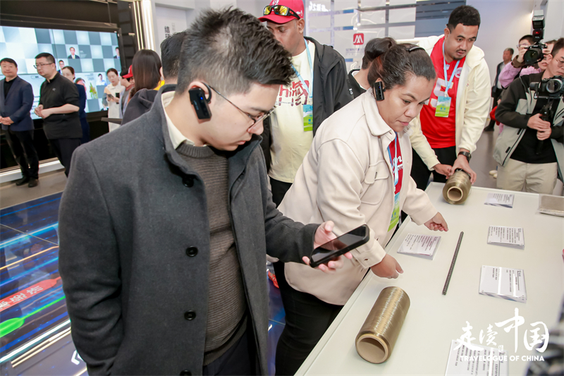菲律賓《商業(yè)鏡報(bào)》蔡辰威（左）在烏蘭察布察哈爾高新技術(shù)開(kāi)發(fā)區(qū)聽(tīng)取講解。環(huán)球網(wǎng)供圖
