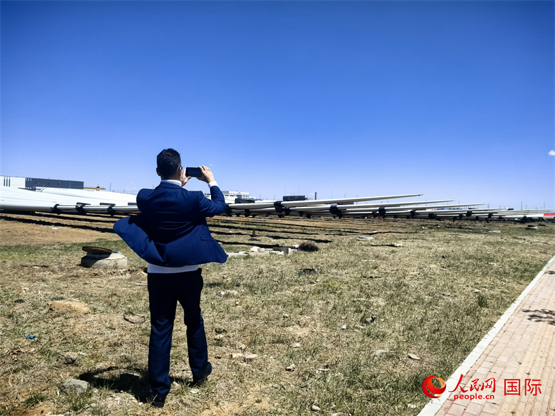 外媒記者拍攝廠房外的風(fēng)力渦輪發(fā)電機(jī)的巨型漿葉。人民網(wǎng) 楊春燕攝