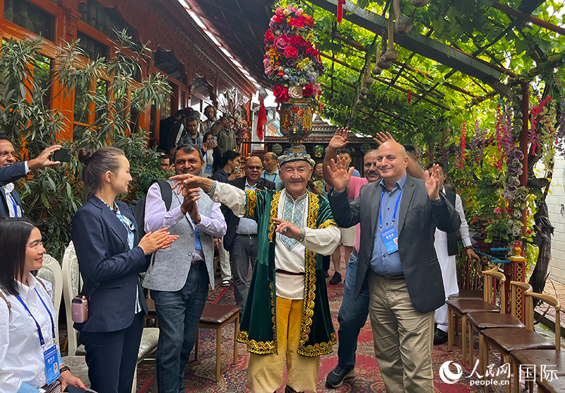 5月24日，外國(guó)媒體人在伊寧市喀贊其民俗旅游區(qū)參觀體驗(yàn)。 人民網(wǎng)記者 翟轉(zhuǎn)麗攝