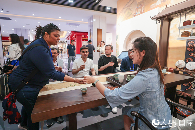 5月25日，外國(guó)媒體人在霍爾果斯國(guó)際邊境合作中心中國(guó)文化館參觀。人民網(wǎng)記者 張武軍攝