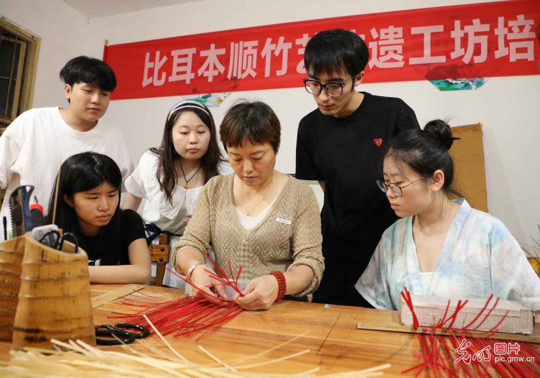 直播助農(nóng)、健康義診、扮靚街巷……青年學(xué)子暑期返鄉(xiāng)服務(wù)桑梓