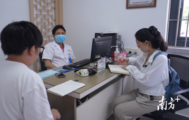 公共服務(wù)調(diào)研組在崖口村衛(wèi)生站調(diào)研。