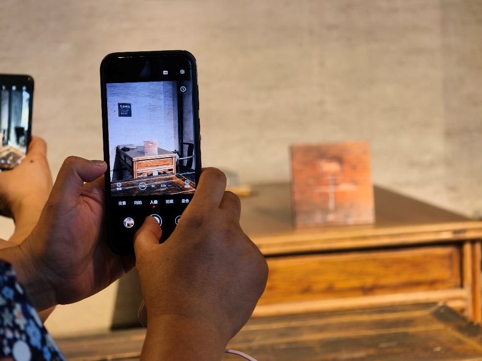 2025年7月15日，暑期研學(xué)團(tuán)小朋友在浙江省紹興市三味書屋拍攝魯迅讀書座位及課桌上的“早”字。受訪者供圖